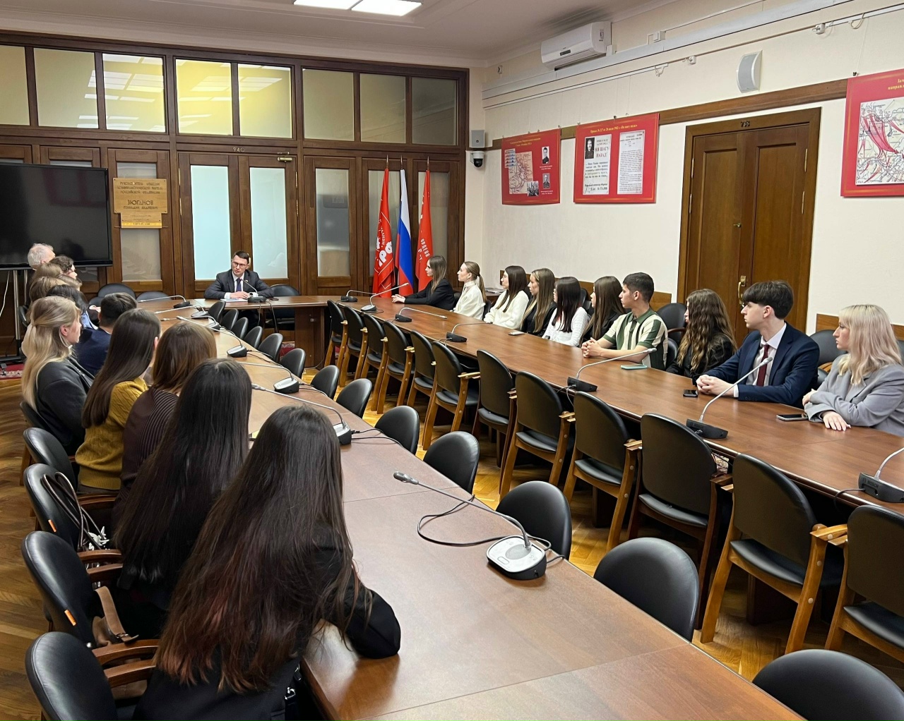 В стенах Государственной Думы провел встречу со студентами и преподавателями Казанского инновационного университета имени В.Г. Тимирясова.