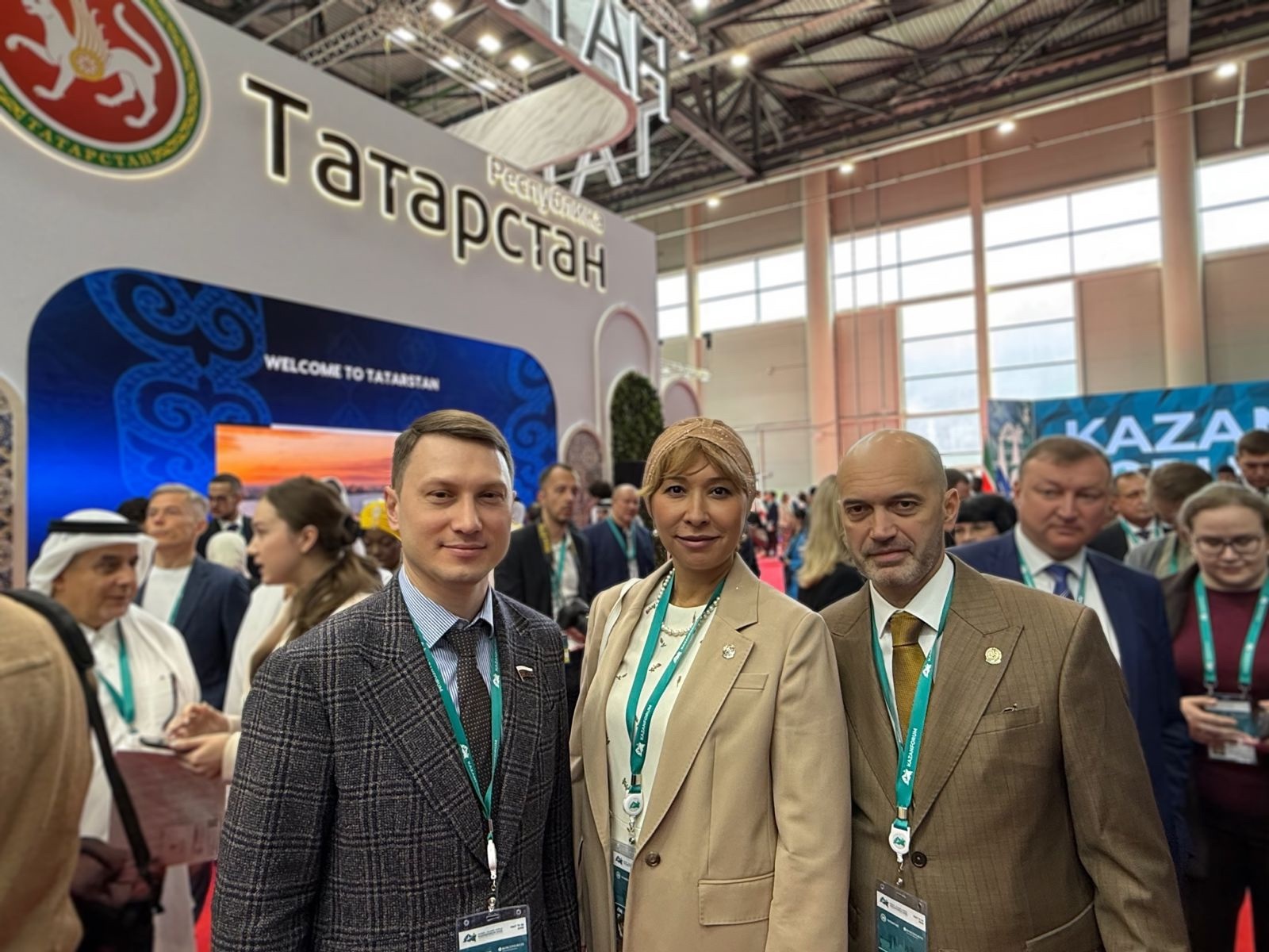На открытии KazanForum 2025 — с коллегами, министром труда и соцзащиты Татарстана Эльмирой Зариповой и министром земельных и имущественных отношений РТ Азатом Кадыровым.